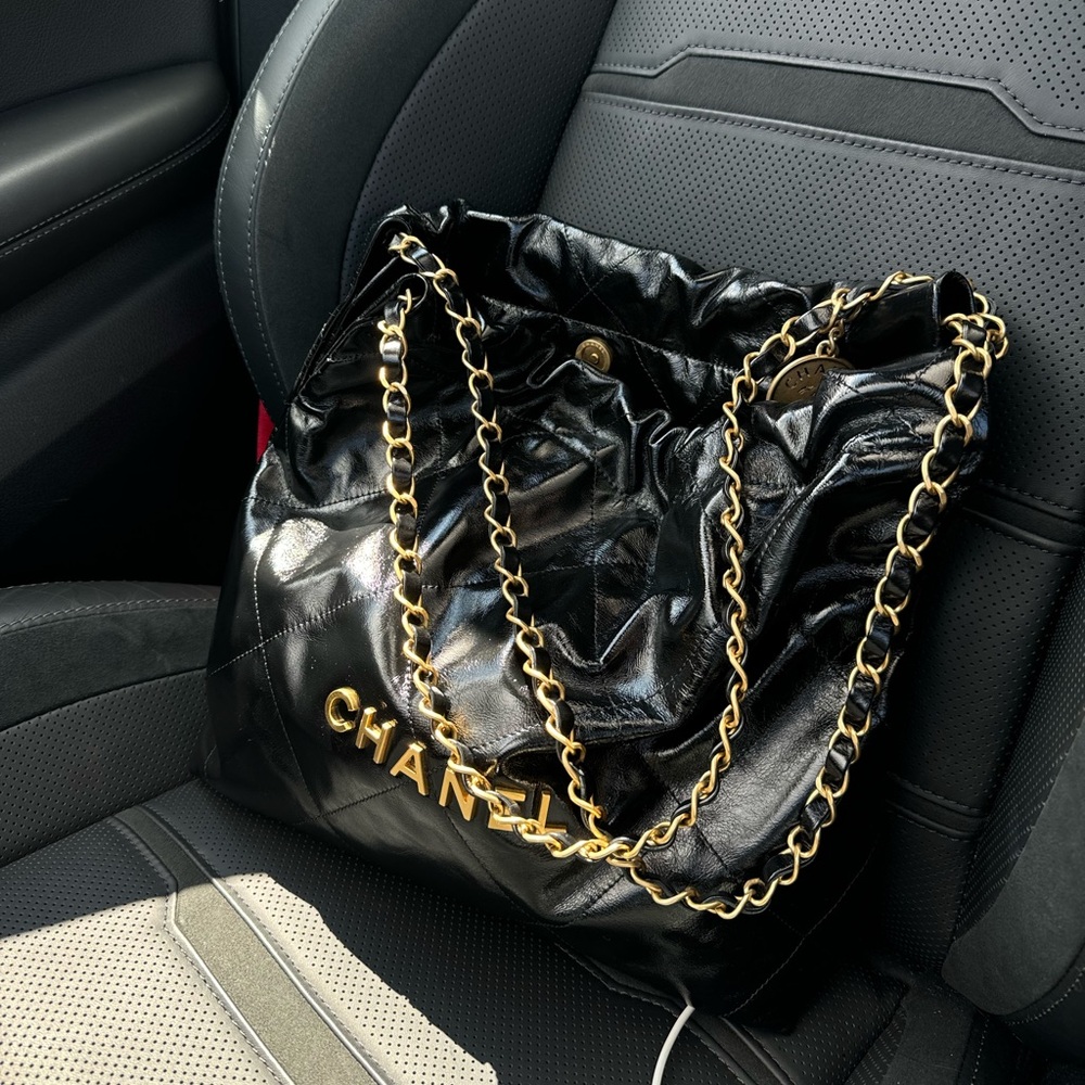 Chanel 22 shiny black size small